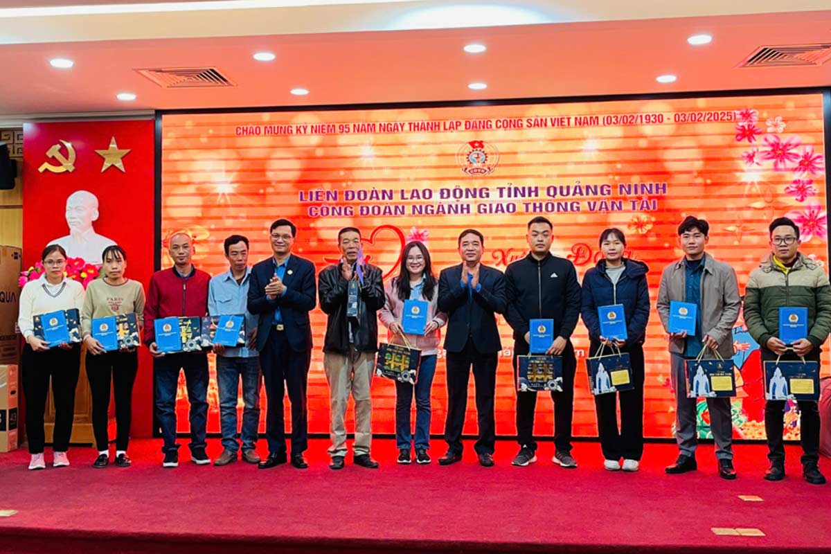 Leaders of the Provincial Federation of Labor and the Quang Ninh Transport Industry Trade Union presented gifts to workers. Photo: Quang Ninh Media Center
