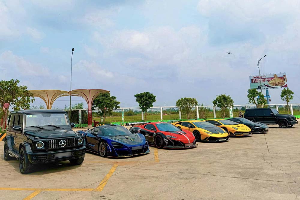 Close-up of the supercars and luxury cars that have just appeared in Can Tho, attracting attention. Photo: Phuong Ngo