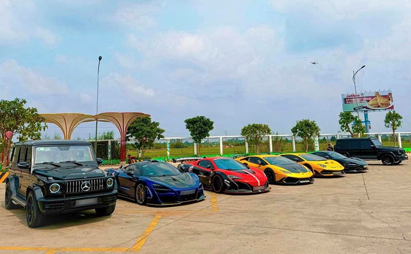 Close-up of the supercars and luxury cars that have just appeared in Can Tho, attracting attention. Photo: Phuong Ngo