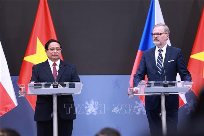 Prime Minister Pham Minh Chinh and Czech Prime Minister Petr Fiala hold a joint press conference. Photo: VNA