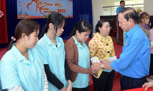 Chủ tịch LĐLĐ tỉnh Bạc Liêu Nguyễn Văn Khanh tặng quà cho đoàn viên công đoàn, người lao động khó khăn tại huyện Vĩnh Lợi. Ảnh: Nhật Hồ