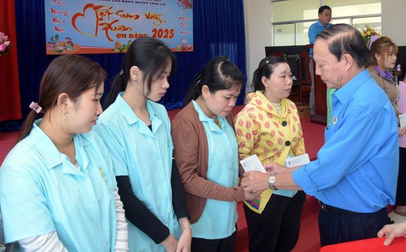 Chairman of Bac Lieu Provincial Federation of Labor Nguyen Van Khanh presents gifts to union members and disadvantaged workers in Vinh Loi district. Photo: Nhat Ho