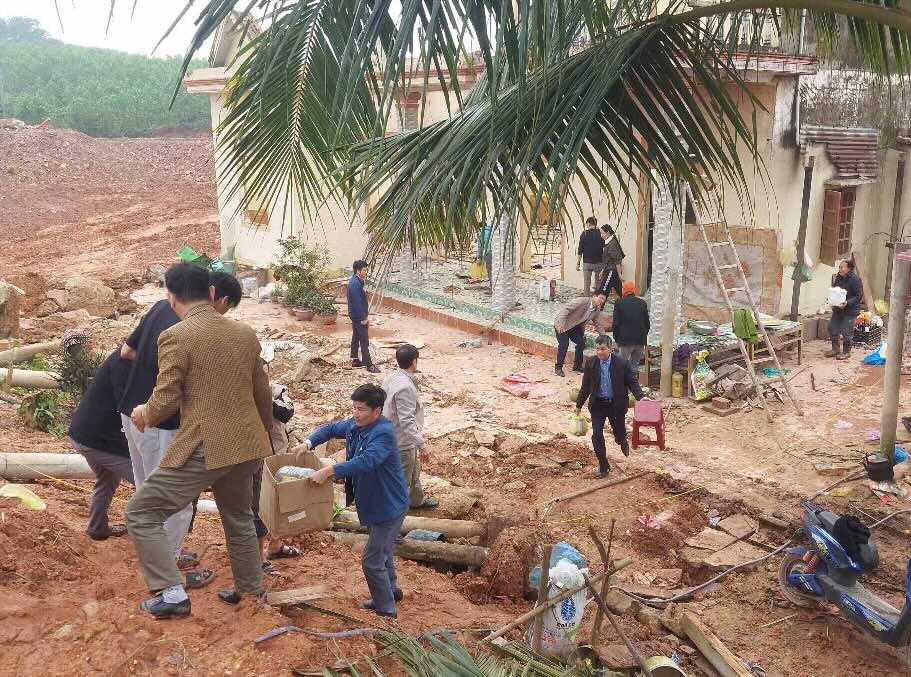 Local people and authorities clean up and hand over the last meters of the North-South Expressway. Photo: X. Tuong
