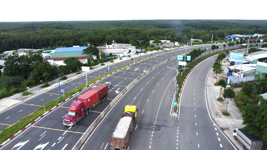 Ha tang giao thong va nhung khu cong nghiep duoc dau tu bai ban giup Binh Duong thu hut duoc nhieu du an dau tu nuoc ngoai. Anh: Dinh Trong