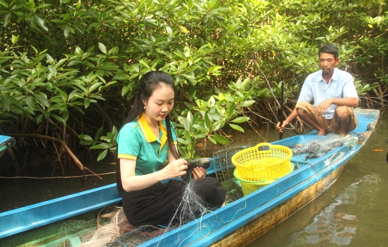 Cung nguoi dan Dat Mui, Ca Mau bat ca, du khach rat thu vi.Anh: Nhat Ho