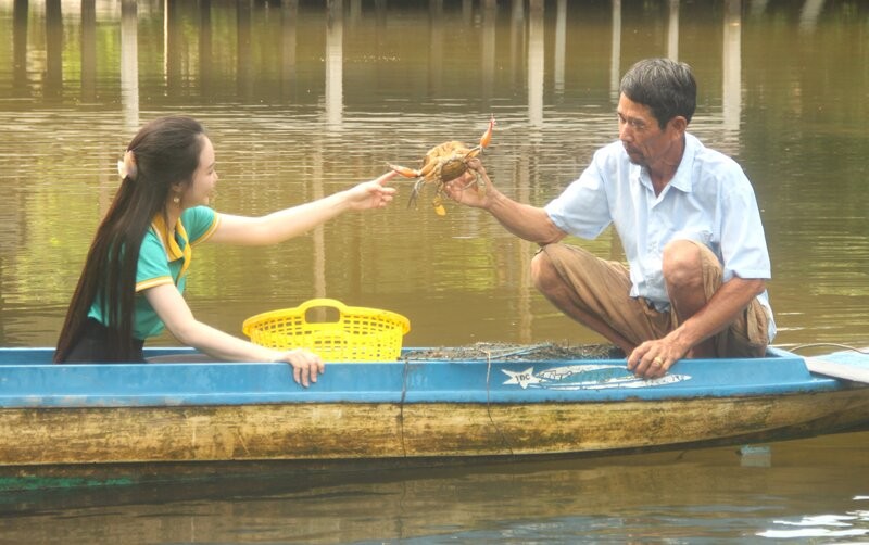 Cua Ca Mau noi tieng, du khach tu tay bat cua qua la dieu thu vi. Anh: Nhat Ho