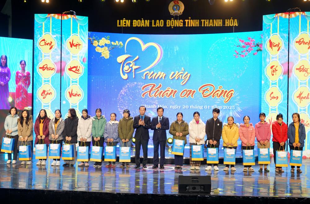 Dai dien lanh dao Tinh Thanh Hoa, LDLD tinh trao ho tro nha “Mai am Cong doan” va trao qua Tet den doan vien, nguoi lao dong kho khan. Anh: Quach Du