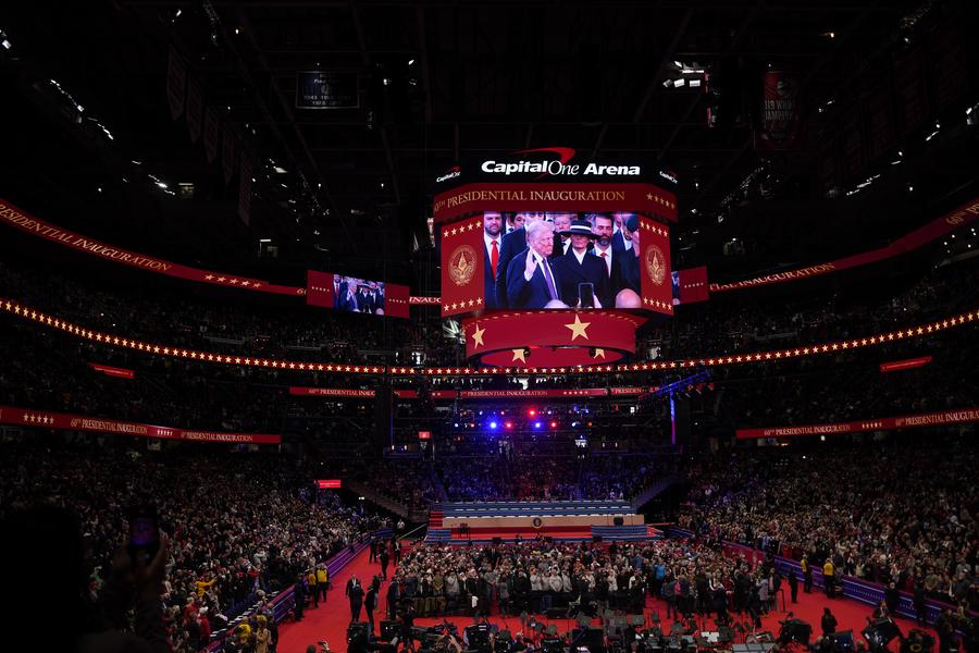 Cong chung theo doi chuong trinh phat song le nham chuc tong thong My thu 47 cua ong Donald Trump tai Capital One Arena o Washington, DC. Anh: Xinhua 