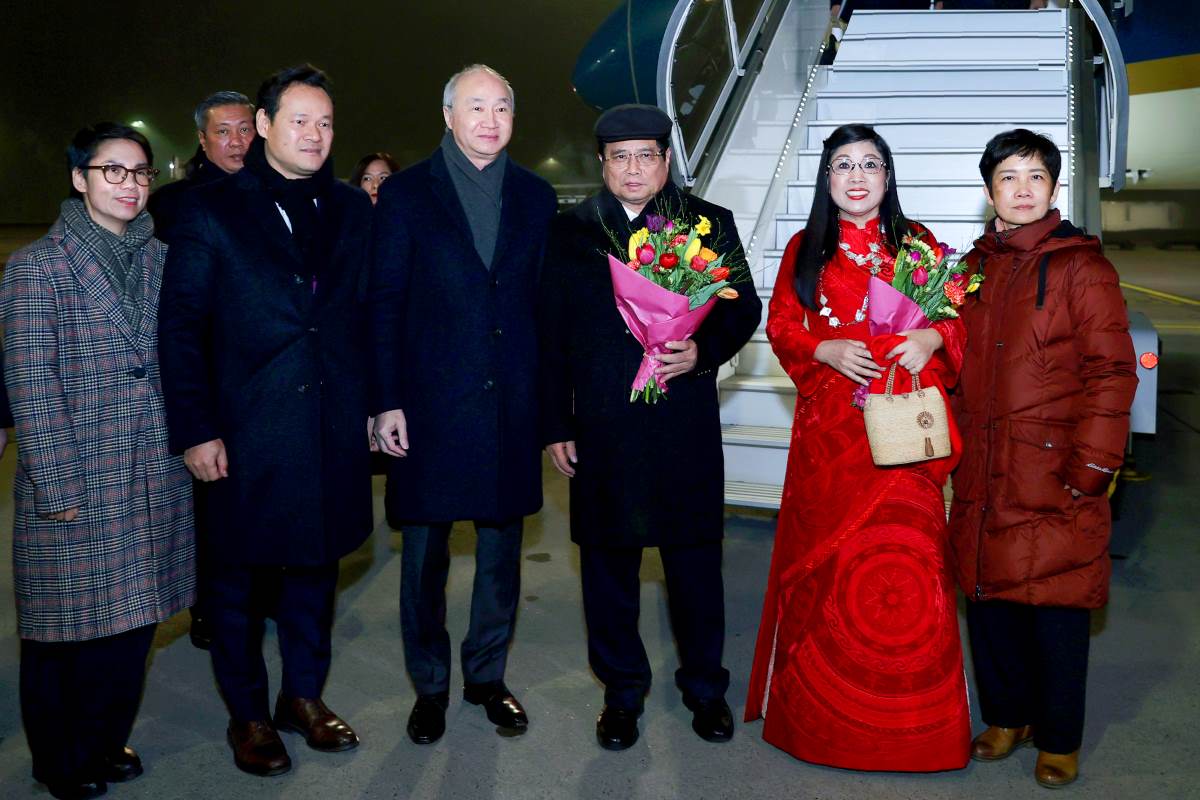 Prime Minister Pham Minh Chinh, his wife and a high-ranking Vietnamese delegation arrive at Zurich airport, Switzerland, on January 20, 2025. Photo: VGP