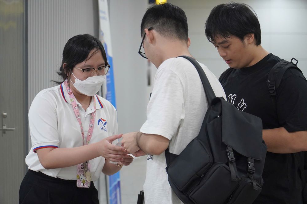 Nhan vien tai ga Ben Thanh (Quan 1) co mat huong dan cu the cho hanh khach su dung ve truoc khi len tau Metro. Anh: Ngoc Le