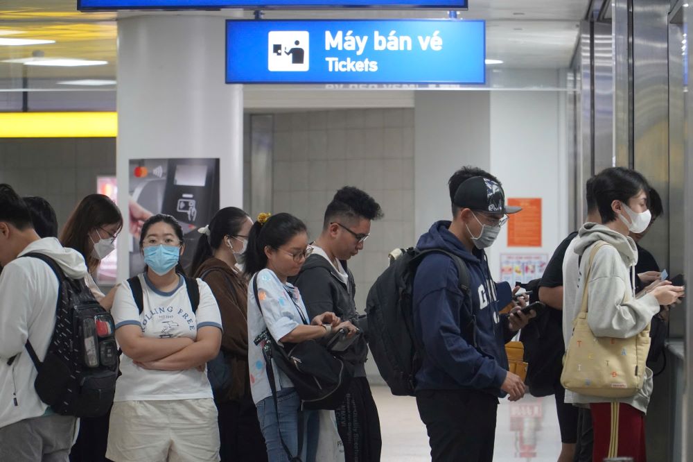 Dong nguoi dan xep hang tu som tai quay ban ve Metro so 1, khong co hien tuong chen lan, xo day. Anh: Ngoc Le