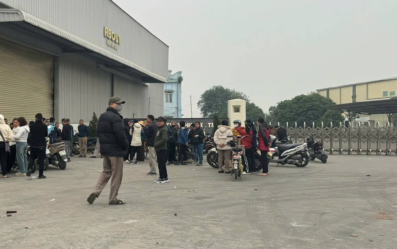 Workers gathered at Giai My Wood Products Production and Trading Company Limited, Hai Duong, demanding payment of December 2024 salary. Photo: Provided by local people