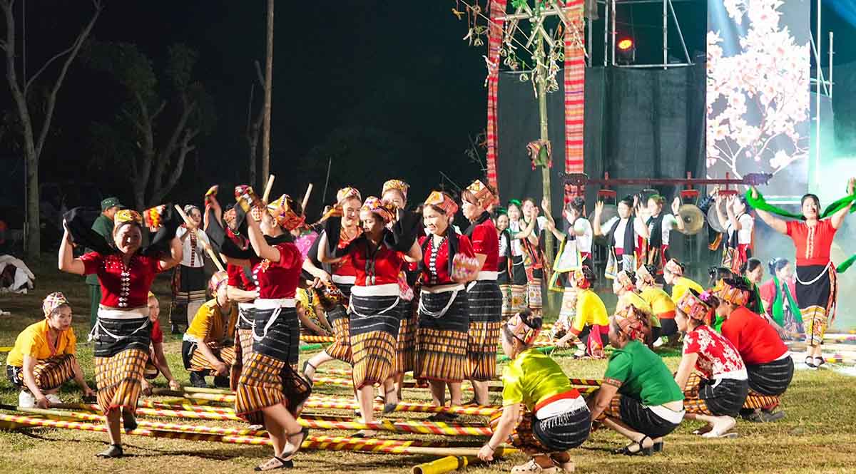 Artists and artisans perform bamboo dance at the festival "Spring Colors of Western Nghe An" in 2025. Photo: Minh Quan