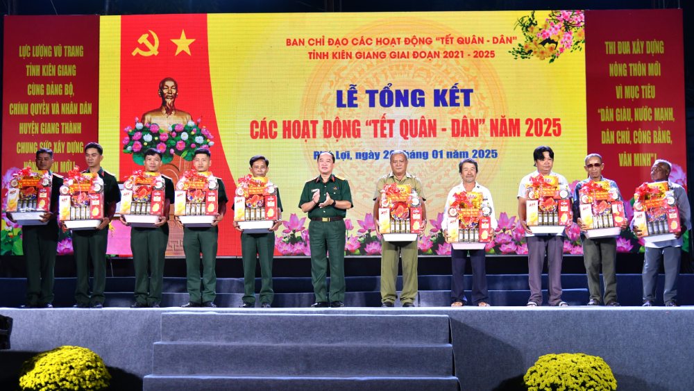 Colonel Nguyen Van Nganh - Commander of Kien Giang Provincial Military Command - presents gifts to officers, professional soldiers and veterans in difficult circumstances in Giang Thanh district. Photo: Phuong Vu