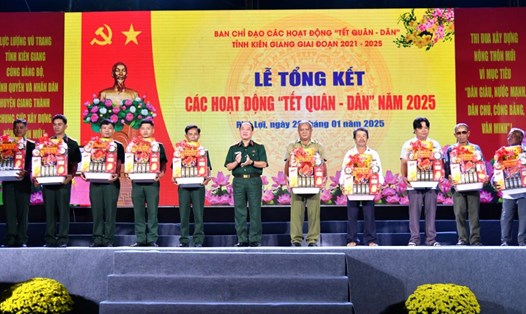 Đại tá Nguyễn Văn Ngành - Chỉ huy trưởng Bộ Chỉ huy Quân sự tỉnh Kiên Giang - tặng quà cho sĩ quan, quân nhân chuyên nghiệp và cựu chiến binh có hoàn cảnh khó khăn trên địa bàn huyện Giang Thành. Ảnh: Phương Vũ
