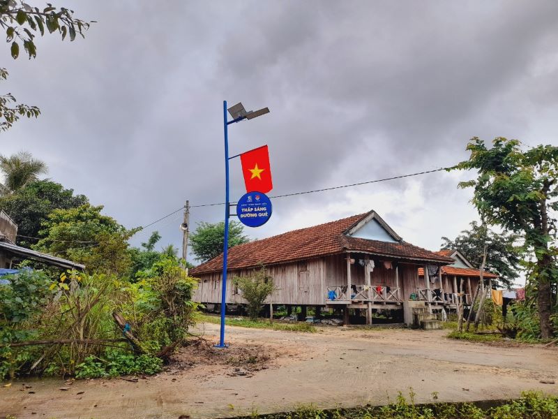 Công trinh “Thắp sang dường quê” tai thôn Hoan Thanh, xa Suối Trai, huyên Sơn Hoa. Anh: SABECO