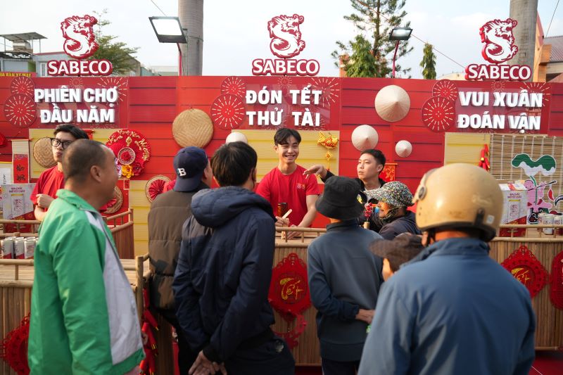 People immersed themselves in the program's atmosphere all day with many attractive activities at the community program "63 connections - 1 Tet reunion" on January 12, 2025, in Dien Ban town, Quang Nam province. Photo: SABECO