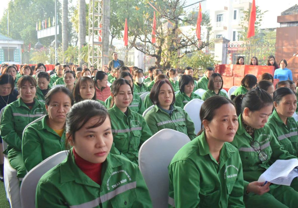 Cong nhan lao dong Cong ty tham du chuong trinh “Tet sum vay - Xuan on Dang” do Lien doan Lao dong tinh Thai Binh to chuc.