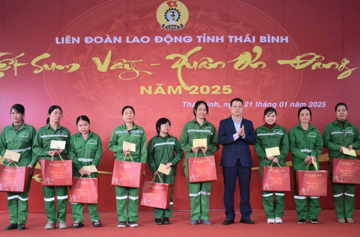 Deputy Secretary of the Provincial Party Committee, Chairman of the People's Committee of Thai Binh province Nguyen Manh Hung presented Tet gifts to encourage workers of Thai Binh Urban Environment and Public Works Joint Stock Company. Photo: Trung Du