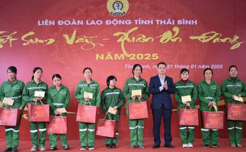 Deputy Secretary of the Provincial Party Committee, Chairman of the People's Committee of Thai Binh province Nguyen Manh Hung presented Tet gifts to encourage workers of Thai Binh Urban Environment and Public Works Joint Stock Company. Photo: Trung Du