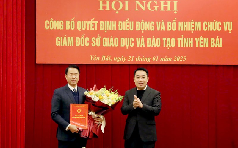 Chairman of Yen Bai Provincial People's Committee Nguyen Tuan Anh presented the decision and flowers to congratulate the new Director of the Department of Education and Training Luyen Huu Chung. Photo: Thanh Chi