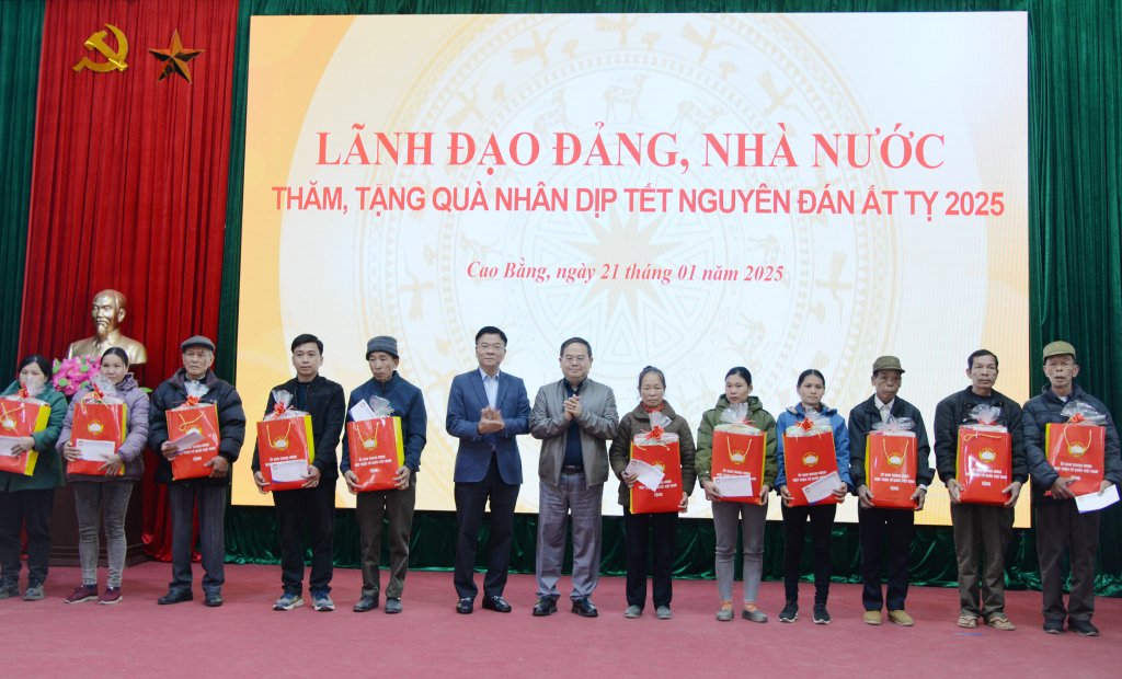 Phó Thủ tướng cùng lãnh đạo địa phương tặng quà Tết đến tay người lao động. Ảnh: Vũ Tiệp.