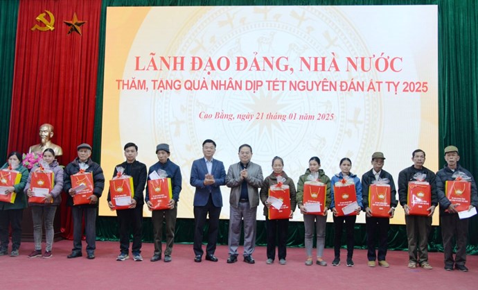 Phó Thủ tướng Lê Thành Long trao quà Tết tại Cao Bằng