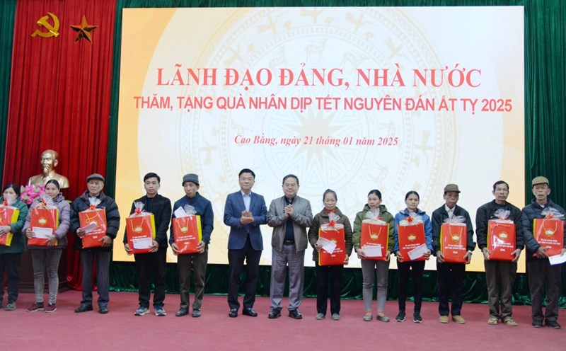 Deputy Prime Minister Le Thanh Long presents Tet gifts in Cao Bang. Photo: Vu Tiep.