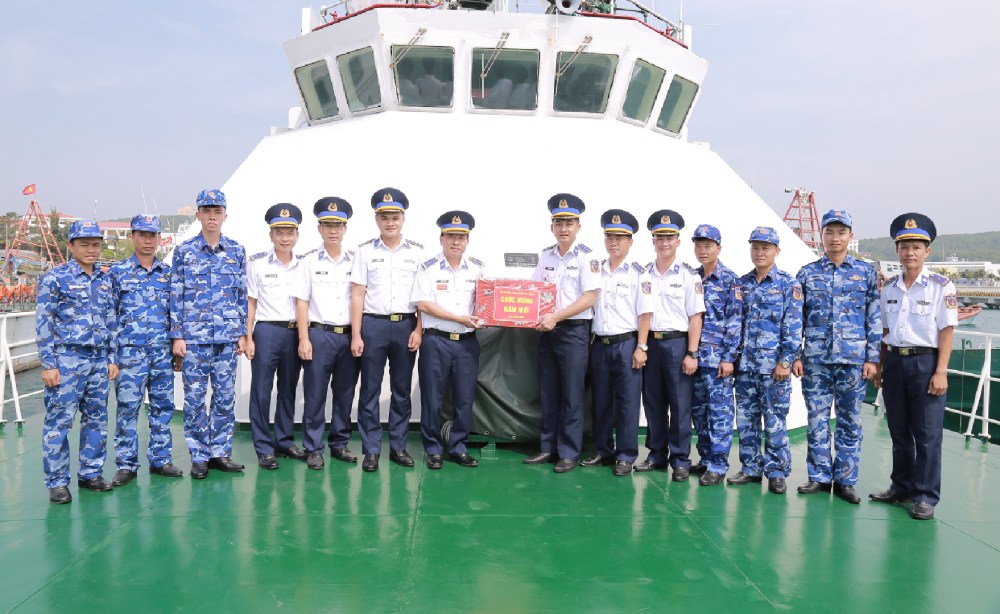 Đại tá Trần Nguyên Lai – Phó Tư lệnh, Tham mưu trưởng BTL Vùng Cảnh sát biển 4 tặng quà chúc mừng năm mới cán bộ, chiến sĩ tàu CSB 4039. Ảnh: BTL Vùng CSB4