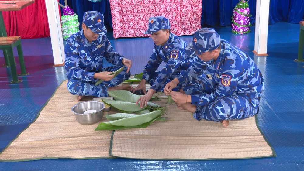 Preparing dong leaves to wrap banh chung during Tet duty days at sea. Photo: BTL Region CSB4