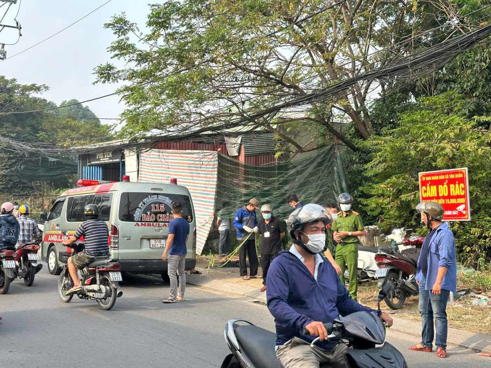 Xe cứu thương được điều động đến hiện trường để đưa thi thể người đàn ông về nhà xác. Ảnh: Minh Tâm