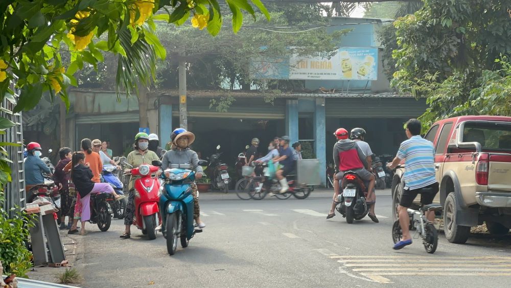 Người dân hiếu kì tụ tập tại hiện trường để theo dõi vụ việc. Ảnh: Minh Tâm