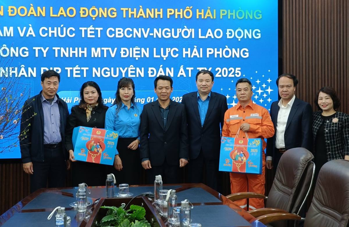 Hai Phong City Labor Federation presents gifts to leaders of Hai Phong Electricity Company. Photo: Mai Dung