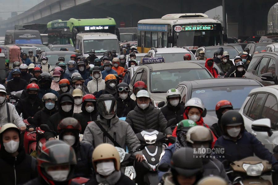 According to the actual recording of the reporter at around 9:30 this morning, it took nearly 15 minutes to travel from section 15 Khuat Duy Tien to the intersection (about 700m, by motorbike). Photo: To The
