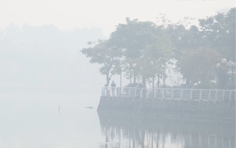 Ho Tay chim trong lop suong mo o nhiem. Anh: Trang Ha