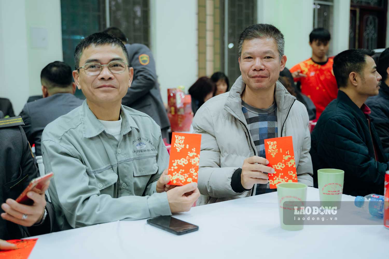 Nguoi lao dong nganh duong sat phan khoi khi nhan duoc su dong vien tu lanh dao va cong doan. Anh: Den Phu