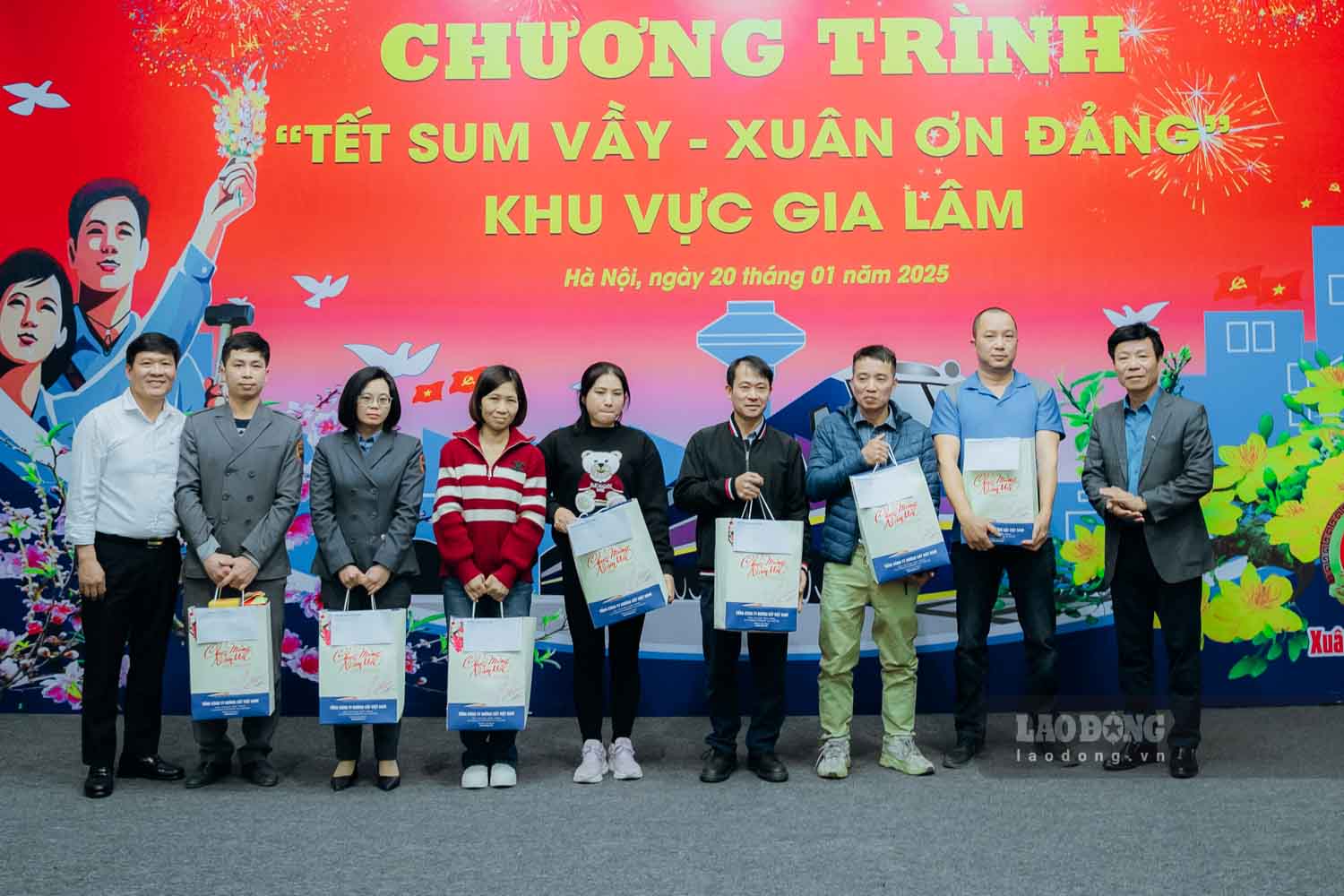 Leaders of the Railway industry and the Vietnam Railway Trade Union presented Tet gifts to union members in difficult circumstances. Photo: Phu Den