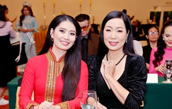 NSND Trịnh Kim Chi và Hoa hậu Lê Thị Thơ. Ảnh: NVCC