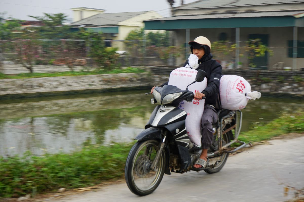 Tieu thuong khan truong van chuyen ca chep do de phuc vu nguoi dan truoc ngay ong Cong ong Tao. Anh: Quach Du