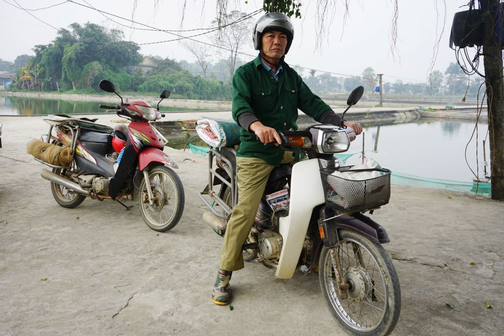 Ong Nguyen Van Ngoc (62 tuoi, que o huyen Hau Loc, tinh Thanh Hoa) cho biet, ca chep o thi tran Tan Phong, huyen Quang Xuong (Thanh Hoa) duoc nhieu nguoi ua chuong vi co mau do au va bong dep. Do do, nam nao ong cung tim ve day de mua, mang ve huyen Hau Loc cung ung cho ba con. Anh: Quach Du