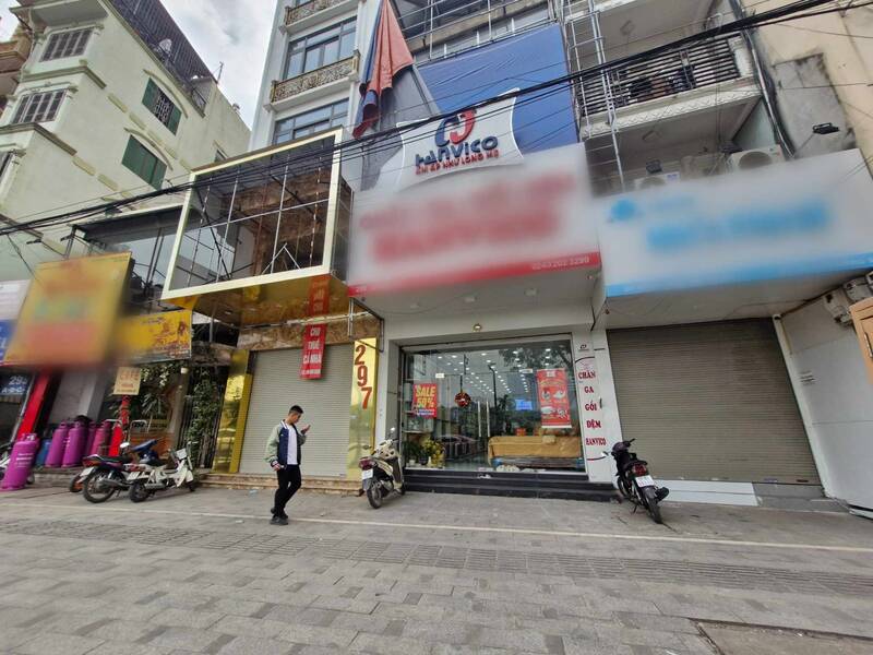 Many prime land plots on the streets are vacant, with signs for rent hanging up near Tet. Photo: Thu Giang