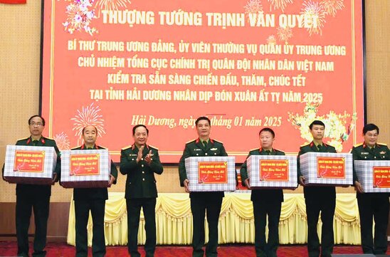 Senior Lieutenant General Trinh Van Quyet congratulates Tet and presents gifts in Hai Duong. Photo: Mai Huong