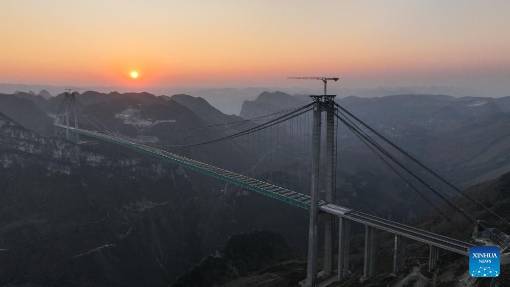 Ket cau chinh cua cau bao gom 93 doan dam thep, voi tong trong luong len toi 22.000 tan, tuong duong khoi luong cua 2 thap Eiffel.