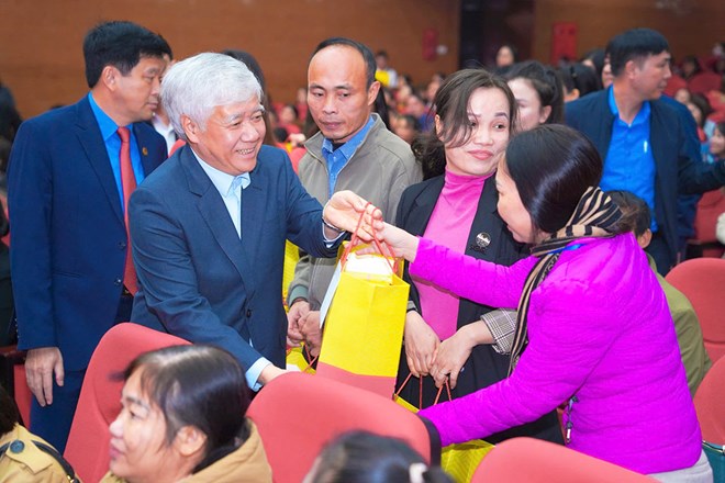 Mr. Do Van Chien - Member of the Politburo, Secretary of the Party Central Committee, Chairman of the Central Committee of the Vietnam Fatherland Front presented Tet At Ty gifts to workers and laborers in Nghe An. Photo: Quang Dai