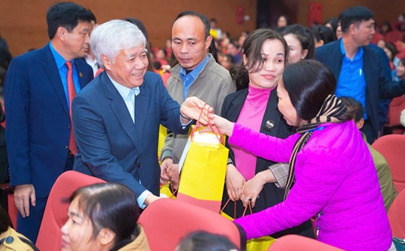 Mr. Do Van Chien - Member of the Politburo, Secretary of the Party Central Committee, Chairman of the Central Committee of the Vietnam Fatherland Front presented Tet At Ty gifts to workers and laborers in Nghe An. Photo: Quang Dai