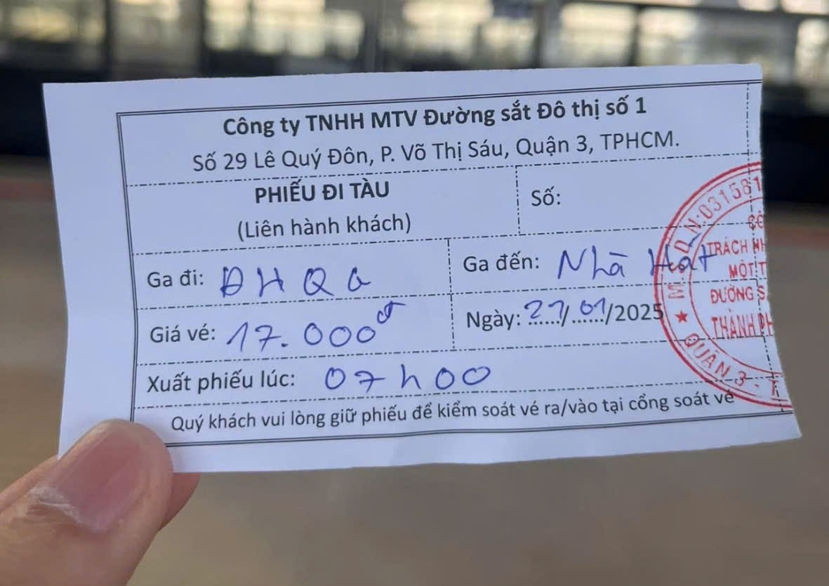 Hanh khach mua ve giay di Metro so 1 sang 21.1.  Anh: Tran Tuyen