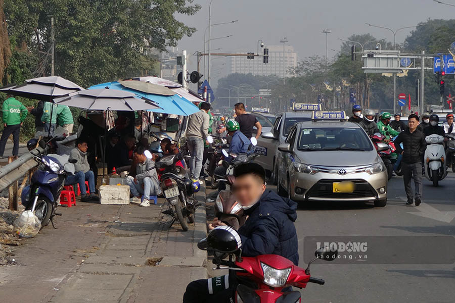 Hang quan chiem tron via he, duoi long duong thi xe taxi, xe om dung do don tra khach.