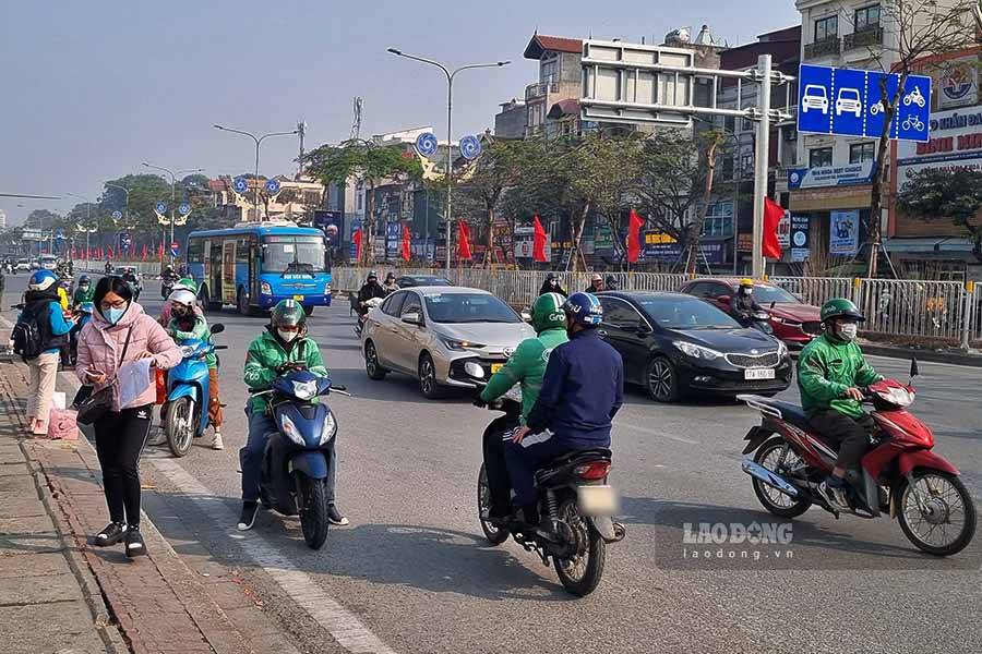 Luc luong xe om cung tap trung dong dao, than nhien di nguoc chieu tren duong Giai Phong, doan qua Benh vien Bach Mai.