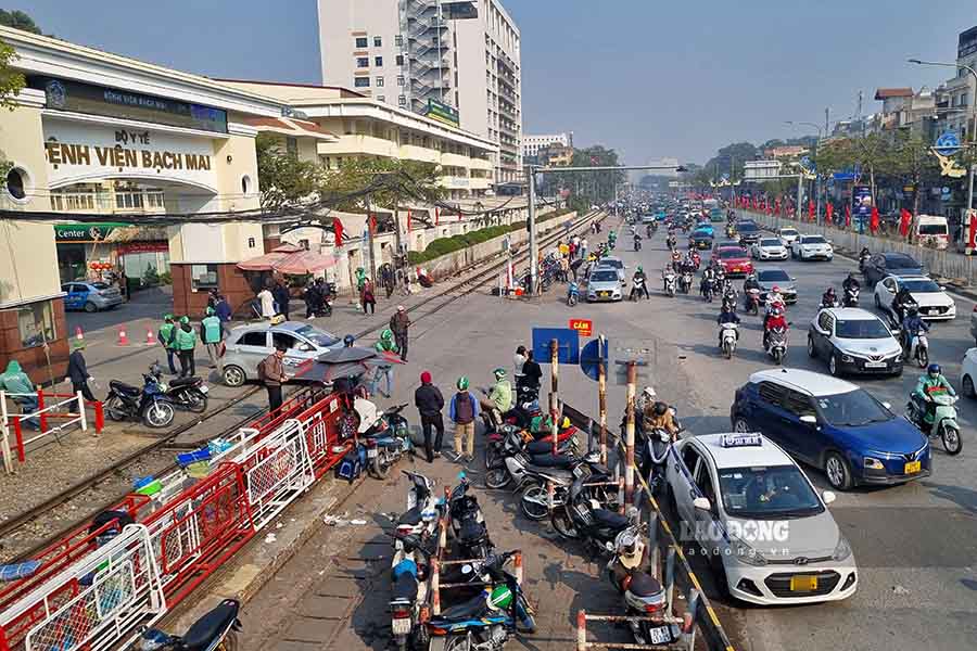 Duong Giai Phong - truoc cong chinh Benh vien Bach Mai (quan Dong Da, TP Ha Noi) thuong ngay co rat nhieu xe may, xe oto con, tu cac loai xe dich vu nhu taxi, xe om den xe ca nhan than nhien dung do mac du co bien cam.