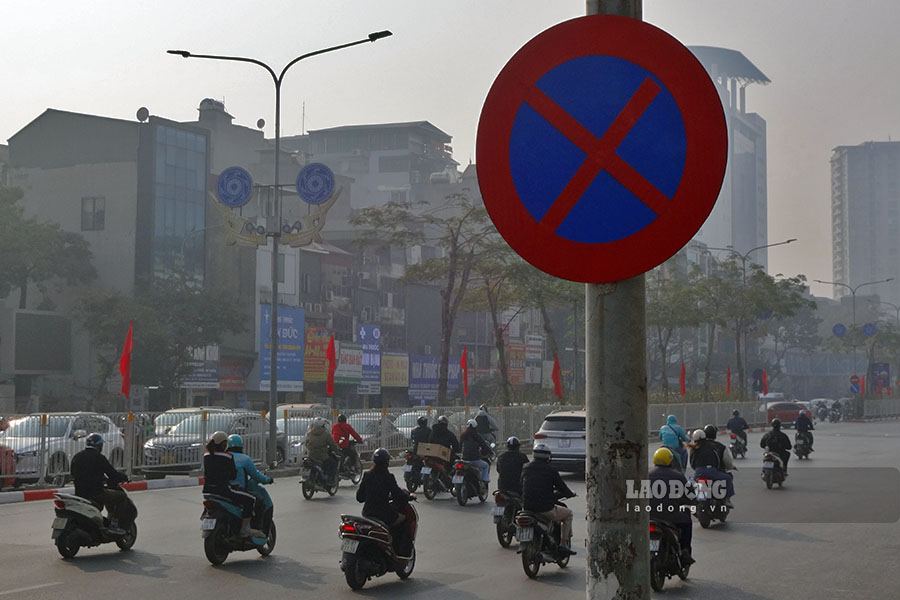 Theo ghi nhan cua PV, bien “Cam dung xe va do xe” duoc dat tai nhieu vi tri tren duong Giai Phong.